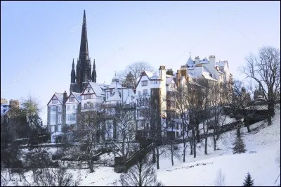 Dans la chanson de Bécaud, il a neigé sur une ville et il doit faire froid à Paris. Quelle est cette ville ?