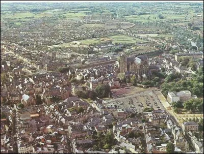 Cette ville de l'ouest de la France est connue pour sa cathédrale Saint-Julien : c'est ...