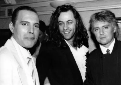 Au moment où le groupe Queen est sur scène durant le concert Live Aid, Bob Geldof constate que les dons dépassent la somme de :