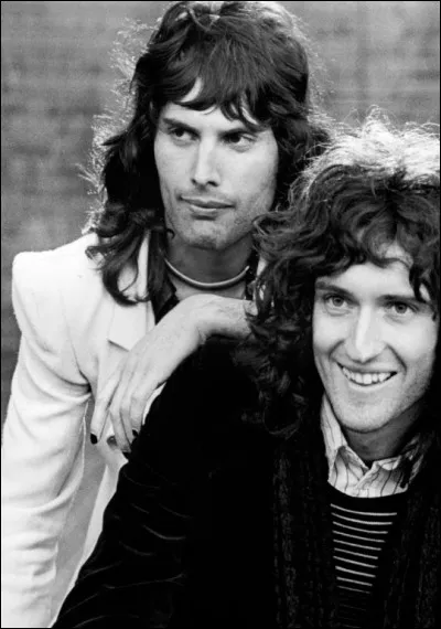 Dans le studio, pendant l'enregistrement du solo de Bohemian Rhapsody, Brian et Freddie sont séparés par une vitre. Pour communiquer, Brian utilise :