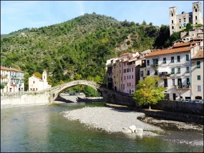 Le Code civil énumère les obligations des époux l'un envers l'autre. Laquelle de ces propositions ne désigne pas une obligation entre époux ?