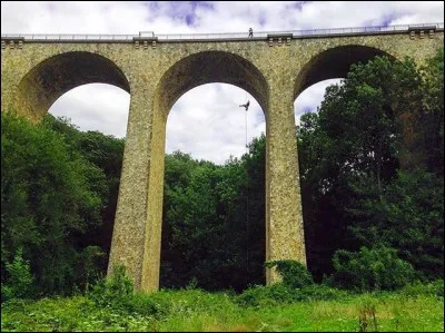 Nous aussi, en France, on sait faire des bidules qui joignent l'inutile au désagréable ! Celui-ci, non loin de Paris, est le viaduc ... (Complétez !)