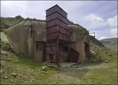 Ces fortifications sur la frontière nord-est du territoire français auront coûté, de 1928 à 1940, plus de 5 milliards de francs-or. On les avaient appelées... (Complétez !)