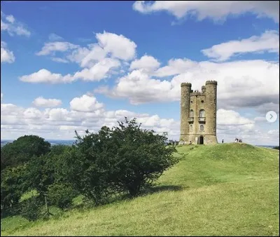 Cette tour de 1798 a été construite pour Mme la Comtesse puisse la voir de son domaine, à 35 km ! Elle porte le nom d'un lieu américain, et se situe dans un comté à la sauce anglaise... Lesquels ?