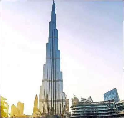 La tour dite "Burj Khalifa" est l'une des plus hautes du monde et pourtant, elle est quasiment vide (ou presque). Question classique : où et quelle hauteur ?