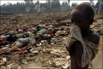 Quels groupes ethniques se livreront à une guerre civile qui se terminera par un génocide d'un groupe orchestré par l'autre au Rwanda en 1994 ?