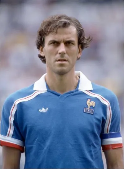 Ce footballeur, évoluant comme défenseur, d'abord au FC Metz, ensuite à l'AS Saint-Étienne avec qui il remporte le championnat de France en 1981, puis aux Girondins de Bordeaux, c'est ...