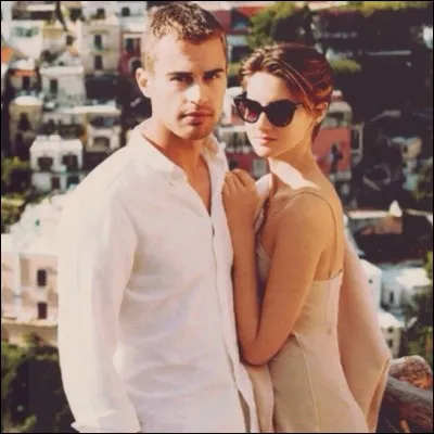 Pour quelle raison les divergents sont-ils des menaces potentielles pour le fonctionnement des factions ?