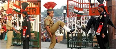 Pays, cérémonie !
Allons quelque part dans le monde, dans une ville possédant un statut spécial. Depuis 1959, une cérémonie quelque peu étonnante se déroule tous les soirs. Pour être optimiste, espérons que cette cérémonie dure longtemps, sans conflit !
Où sommes-nous ?
En quoi consiste-t-elle ?