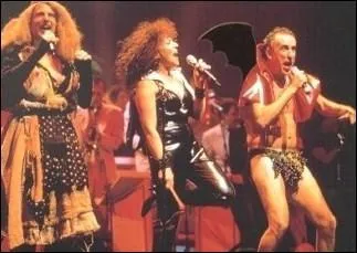 Dans 'La salsa du dmon' du Splendid, quel diable chante en premier ?