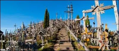 La "Colline des Croix" est située dans mon pays.