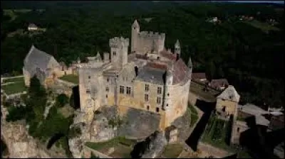 Dans la région Nouvelle-Aquitaine, département de la Dordogne, se trouve ce château médiéval. Comment s'appelle-t-il ?