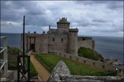 En Bretagne, vous pourrez admirer le Fort la Latte. Dans quel département se situe-t-il ?