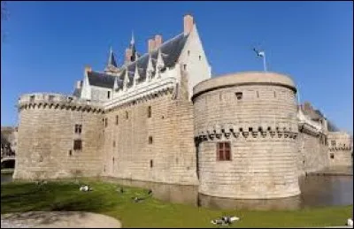 Voici le château des ducs de Bretagne. Dans quel département de la région Pays de la Loire se trouve-t-il ?