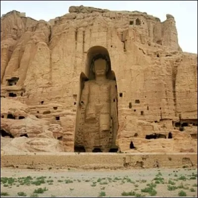 Où se trouvait cette énorme statue ?