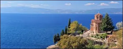 Le "lac d'Ohrid" est situ&eacute; dans mon pays.