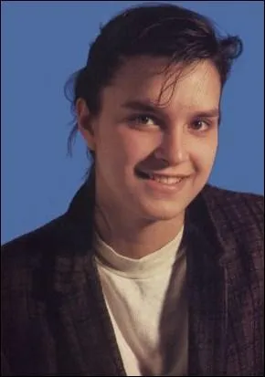 Comment s'appelle la chanteuse qui interprtait avec lui le titre 'L-bas' ?