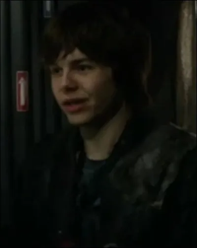 Comment se nomme le garçon qui accompagne Clarke et Finn pour chasser ?