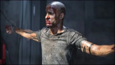 Comment les 100 font-ils pour que Lincoln leur montre l'antidote pour sauver Finn du couteau empoisonné ?