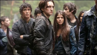 Comment Murphy fait-il pour s'enfuir après avoir pendu Bellamy ?