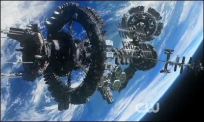 Qui se sacrifie et reste finalement sur l'anneau pour sauver le peuple de l'Arche ?