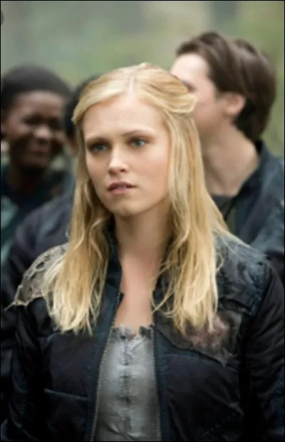 Dans les toutes premières secondes du premier épisode, que dessine Clarke sur le sol de sa cellule ?