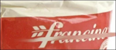 " Plus encore que dans la chambre, je t'aime dans [ ... ],
Rien n'est plus beau que les mains/pieds d'une femme [ ... ]"
(Remplacez les crochets !)