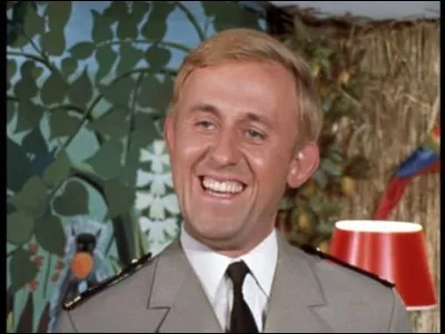 " Quatre boules de cuir, mes poings contre les siens,
Moi le jeune puncheur, Boxe, Boxe,
Lui, le vieux [ ... ] "
Il donne le nom de son idole et adversaire. (Remplacez les crochets par... un direct ou un uppercut !)