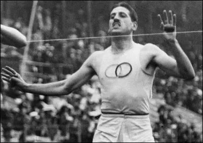 Cet athlète, spécialiste de la course de fond, médaillé d'argent sur 5 000 mètres aux JO de 1912, a été détenteur de sept records du monde sur différentes distances. C'est ...