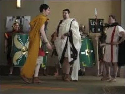 Seul habilité de la centurie a recevoir du tribun le mot de passe quotidiennement. Qui est-il ?