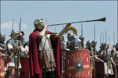 Joueur de longue trompette, ayant pour tâche d'annoncer le début des hostilités et l'éventuelle retraite. Qui sont-ils ?