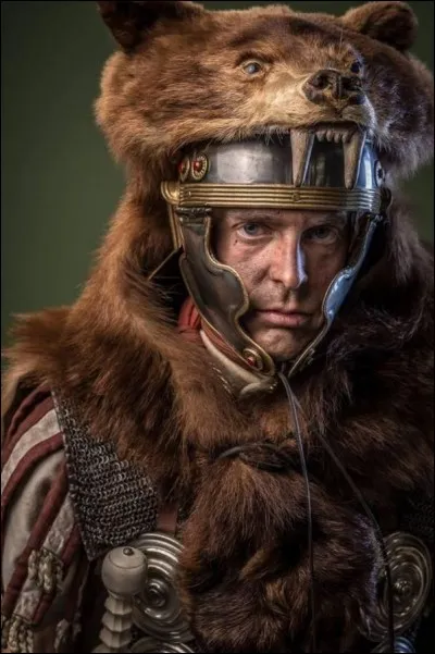 Une très lourde responsabilité pesait sur ce gradé de haut rang, portant l'aigle de la légion, chaque légionnaire préférait mourir que de voir ce symbole sacré pris par l'ennemie. Qui est-il ?