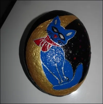 Je m'appelle "Saha", je suis une chatte des Chartreux et j'adore mon maître. Mais "elle", l'étrangère, est venue troubler notre sublime lien. C'est Camille qu'il va épouser. 
Qui est l'auteur de ce roman titré "La Chatte", sorti en 1933 ?