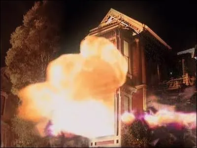 Pourquoi le manoir explose-t-il ?