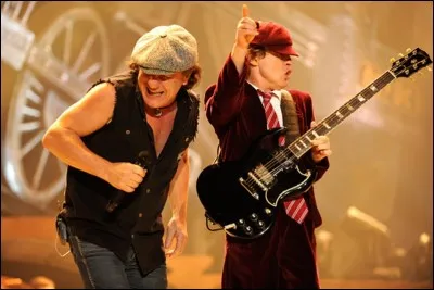 AC/DC sort le titre ''Thunderstruck''. De quelle ville, la plus grande de son pays mais qui n'en est pas la capitale, est originaire ce groupe ?