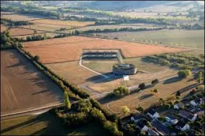 Où Vercingétorix s'est-il rendu à Jules César ?