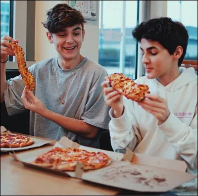 Dans quel fast-food a-t-il pu tester les "Cal'z" avec Enzo ?