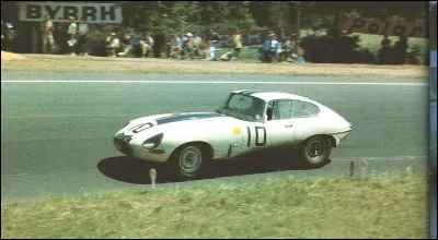 Ce constructeur avait brillé au début de la décennie précédente ; cette voiture est 4e en 1962, 9e l'année suivante. C'est une ...