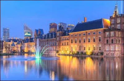 "La Haye" est une ville située...