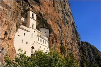 Le "monastère d'Ostrog" se situe...