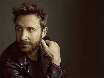 Quelle chanteuse pose sa voix sur la chanson "Flames" de David Guetta ?