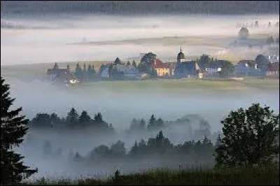 Nous sommes en Bourgogne-Franche-Comté, à Chapelle-des-Bois. Village à la frontière suisse, il se situe dans le département ...