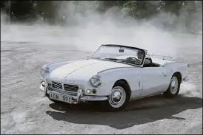 Poursuivons avec un roadster venu du Royaume-Uni. Cette auto porte le nom de l'un des chasseurs de l'aviation britannique les plus connus. Quel est son nom ?