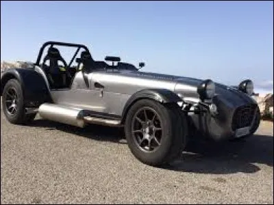 Depuis 1957, cette auto est toujours produite et elle a re&ccedil;u plusieurs &eacute;volutions entre 1957 et 2019. Aujourd'hui, Caterham la produit mais quel constructeur la produisait ?
