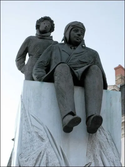 Quel auteur, et son personnage de fiction le plus célèbre, sont représentés par une statue sur la place Bellecour ?