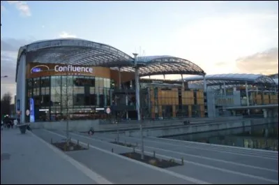 Quel est le nom du secteur-sud du 2e arrondissement qui accueille un centre commercial et l'immeuble du "Progrès" ?