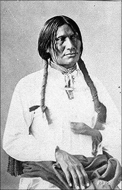 Chef de la tribu Sioux Miniconjous. Vers 1870, il s'allie à Sitting Bull et Crazy Horse pour combattre les colons. Plus sage il s'installe dans la réserve de Cheyenne River et va jusqu'à Washington. Fuyant la violence, il fut le leader du groupe portant un drapeau blanc, massacré dans la crique de Wounded Knee 1890. 
Nommez le chef des 300 victimes qui furent assassinées pendant ce désarmement ?