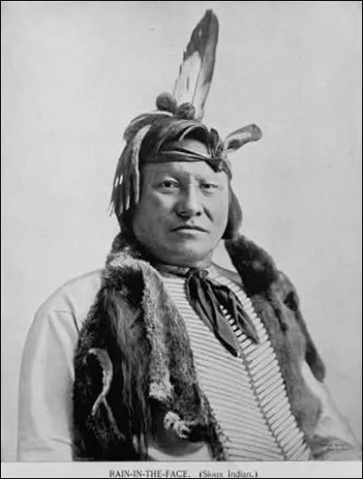 Chef Sioux Hunpapa, il est avec Red Cloud et Crazy Horse dans la guerre contre la piste Bozeman. À la bataille de Little Big Horn, il tua le frère de Custer comme il l'avait juré. 
Nommez ce chef dont le nom vint de la façon dont il peignait son visage pour la guerre ?