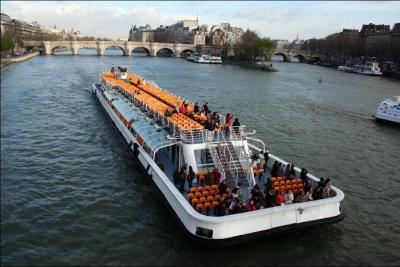 Les clbres bateaux-mouches qui sillonnent la Seine  Paris furent conus par l'ingnieur Gatan Mouche.