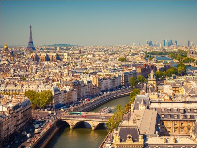 Cette ville abrite la plus belle avenue du monde et de nombreux monuments comme la tour Eiffel ou l'Arc de Triomphe. Son agglomération, ainsi que la ville en elle-même, comptent un peu moins de 10 millions d'habitants. Nous sommes en France et c'est…
